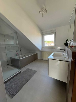 Schöne lichtdurchflutete Dachgeschosswohnung mit neuem Tageslichtbad 2,5 Zi.