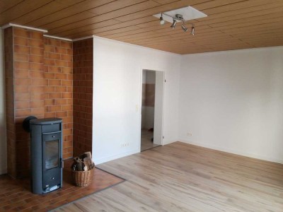 Vollständig renovierte 2-Zimmer-Wohnung mit Kaminofen