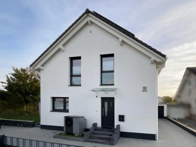 Freistehendes, neuwertiges KFW-40plus Haus mit schönem Garten und Garage
