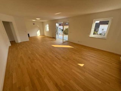 Große 2-Zi-Terrassenwohnung 107 m² mit Gartenanteil + großer Hobbyraum, 2 Stellplätze, ruhige W