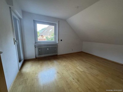 Großzügig geschnittene 3,5 Zimmer Wohnung mit Balkon