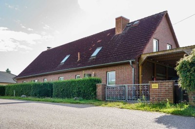 Tolles Anwesen mit 2 getrennten Haushälften, Doppelgarage und  Carport.