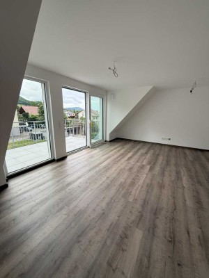 Erstbezug: Helle Dachgeschoss-Maisonette-Wohnung im Neubau mit Balkon und Blick auf den Hohenneuffen