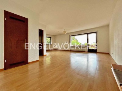 ETW im Erdgeschoss mit großem Balkon und überdachtem Stellplatz!