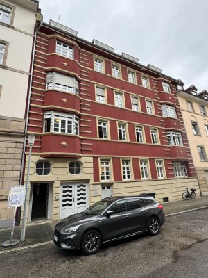 Großzügige 2-Zimmer Wohnung im Altbau mit Einbauküche