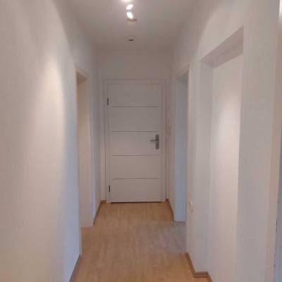 Moderne Wohnung mit Balkon und neuer Einbauküche im Westen kleine Wohneinheit