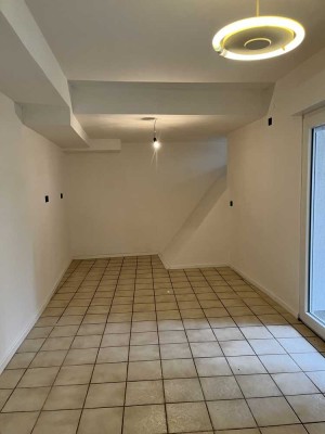 Erstbezug nach Sanierung: 5-Zimmer-Erdgeschoss- Obergeschosswohnung mit Garten in Osthofen