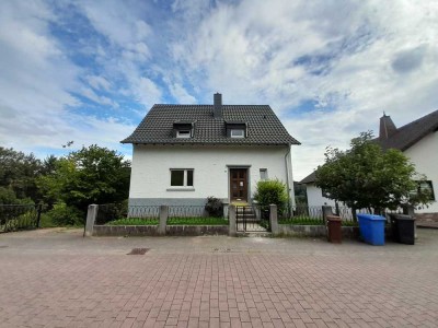 Einfamilienhaus mit 5 Zimmern, 2 Bädern, Garten, Terasse und Balkon in Thaleischweiler-Fröschen