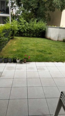 Geschmackvolle 2,5-Zimmer-Erdgeschosswohnung mit Balkon und EBK in Frankfurt am Main