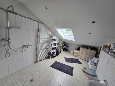 Schöne und moderne Dachgeschosswohnung in Pottum ab sofort zu vermieten