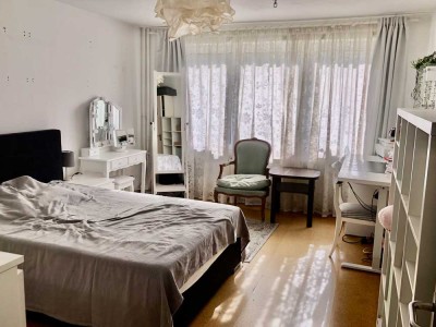 Geschmackvolle, möblierte 2-Raum-Hochparterre-Wohnung mit Balkon und EBK in Hamburg Borgfelde