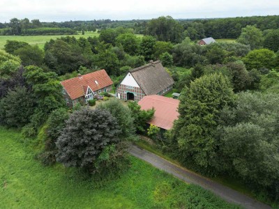 Resthof mit Fachwerkhaus, Reetdachhaus, Scheune. Idyllisch gelegen in der Natur