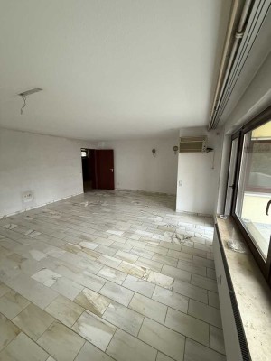 Großzügige 4,5-Zimmer-Wohnung mit 3 Balkonen, 2 Kellerräumen und Tiefgaragenstellplatz in Fellbach-S