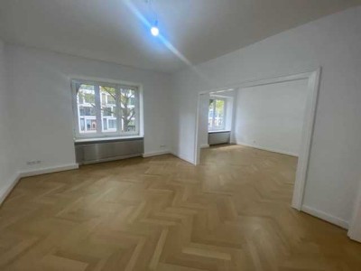 NEU SANIERT - HELLE 2 1/2 Zimmer, Wohnküche, Balkon, hohe Decken - in Golzheim - Kaiserswerther Str.