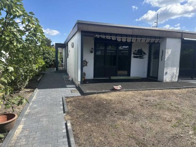 Komplett sanierte Doppelhaushälfte als Bungalow in ruhiger Lage , Hamburg-Neugraben