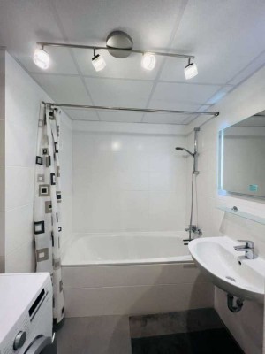 Helle 1,5-Zimmer-Wohnung mit 2 Balkonen, Fußbodenheizung & Badewanne – renoviert & möbliert