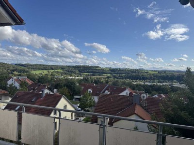 Weitblick mit 3,5-Zi u. zwei Stellplätzen