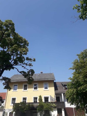 Ansprechende 5-Zimmer-Hochparterre-Wohnung mit Balkon in Köditz