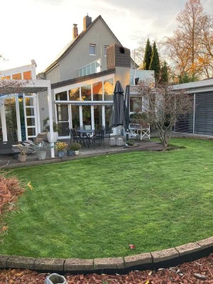 Top Wohnung eigentlich Haus mit Traum Garten. Alles Saniert