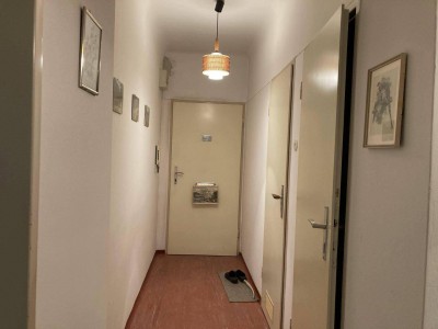 Nette, gartenseitig gelegene 2 Zimmer mit Sanierungsbedarf, Nähe KH Nord und Siemensstraße