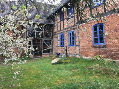 Wohnen im Fachwerkhaus. 3 Wohneinheiten. Attraktiver Teilausbau. Großer Obstgarten. Ruhige Ortslage.