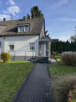 Feines kleines Haus mit tollem Garten und Doppelgarage