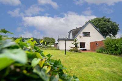 Börm: Einfamilienhaus mit Einliegerwohnung, Garagen und großem Garten