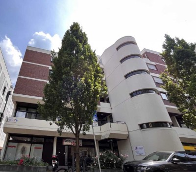 Mitten in der City: Helle und schöne 2 Zimmer-Wohnung mit Balkon in der Innenstadt, Bahnhofstr. 1...