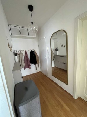 Gepflegte 2,5-Zimmer-DG-Wohnung mit Balkon, Kamin, Galerie und EBK in Frankfurt/Nied