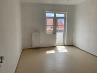 3 Zimmer Wohnung mit großem Bad und 2 Balkone im obersten Stock