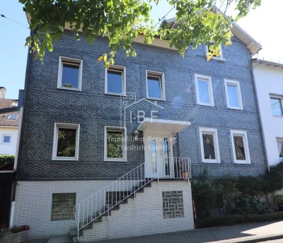 Mädels Wohngemeinschaft - DG WG-Zimmer -
in zentralem Einfamilienhaus verfügbar!