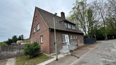 405 - Freistehendes Einfamilienhaus mit großem Garten und Doppelgarage in Duisburg