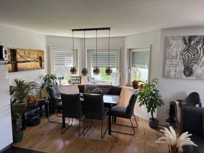 Freundliche und modernisierte 3,5-Raum-Hochparterre-Wohnung mit geh. Innenausstattung mit Balkon