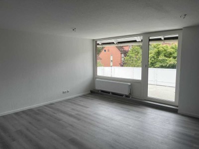 Sanierte 2-Zimmer-Dachgeschosswohnung mit Dachterrasse und Einbauküche in Buxtehude