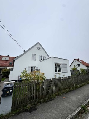 Kernsanierte, schöne Doppelhaushälfte mit großem Garten, Pool & Sauna - mitten im Grünen