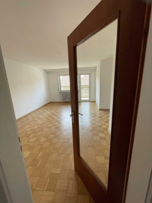 2-Zimmer-Wohnung im 1. OG mit Balkon und Einbauküche in Stuttgart-Hofen