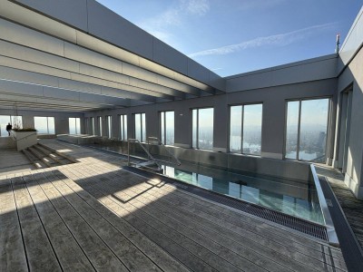 VIENNA TWENTYTWO I Rooftop Pool I U-Bahn-Station U1 Kagran I Helle Wohnung mit Loggia I Alte Donau Nähe I Exklusive Ausstattung