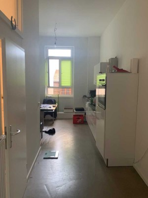 Gepflegte Altbauwohnung mit großer Wohnküche in renoviertem Altbau!