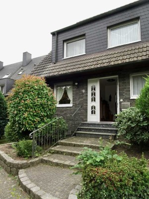 Doppelhaushälfte mit zusätzlichem Wohnraum im Dach- und Kellergeschoss