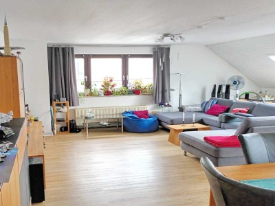 Refrath-Zentrum *helle, gut aufgeteilte 4-Zimmer-Maisonettewohnung mit 2 TG-Stellplätzen*