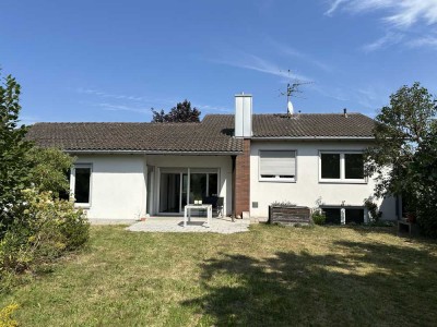 Moderner Bungalow mit zusätzlichem Wohnbereich im Souterrain in grüner Lage