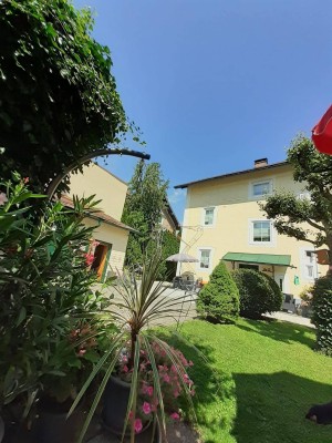 Wohnhaus in verkehrsberuhigter Strasse mit Schlossblick