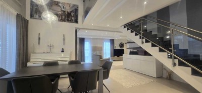 *** Absolute Rarität -Lichtdurchflutetes Einfamilienhaus mit Galerie, Garten, 2 Garagen & Keller