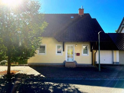 Obermohr - Gepflegtes Einfamilienhaus mit separater Einliegerwohnung und zwei Garagen