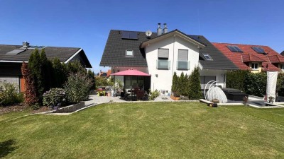 Preiswerte 6,5-Zimmer-Doppelhaushälfte mit luxuriöser Innenausstattung und EBK in Neuenbürg
