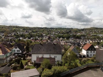 Attraktive und vollständig renovierte 4-Raum-DG-Wohnung in Gummersbach