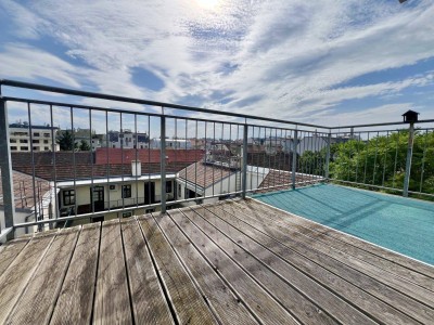 Weitblick, Ruhe &amp; zentrale Lage – Sonnige Altbauwohnung mit Balkon