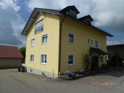 Hochwertig ausgestattete Dachwohnung mit viel Tageslicht in ruhiger Lage