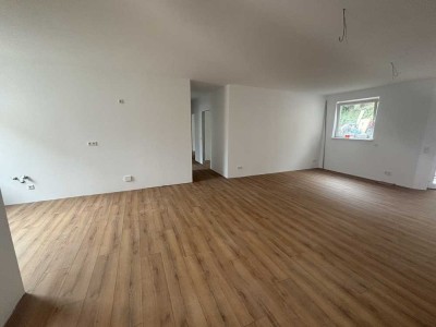 Erstbezug mit Balkon: Freundliche 4-Zimmer-EG-Wohnung mit gehobener Innenausstattung in Schornsheim
