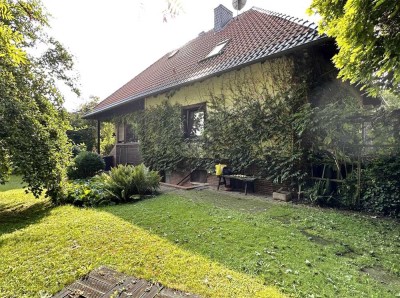 Ansprechendes & bungalowähnliches Ein- bis Zweifamilienhaus mit schöner Gartenanlage